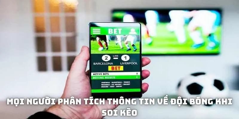 Mọi người phân tích thông tin về đội bóng khi soi kèo